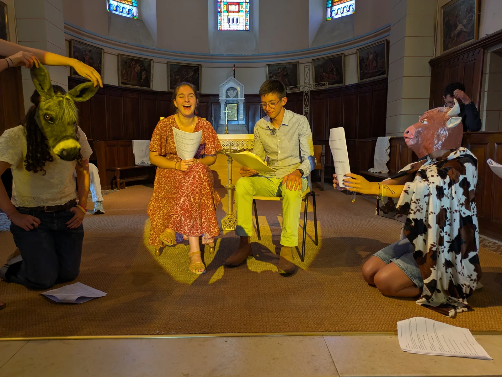 La troupe répète une scène de la Pastorale dans l’église, avec les masques de l’âne et du bœuf
