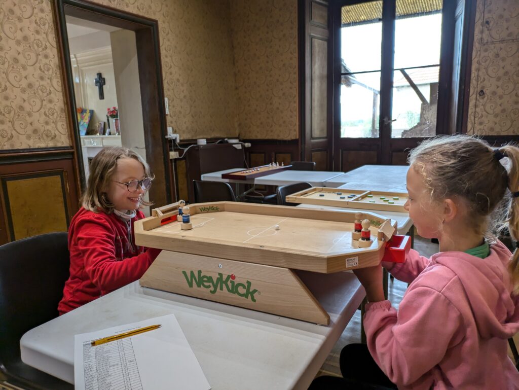 Groupe d’enfants participant au catéchisme