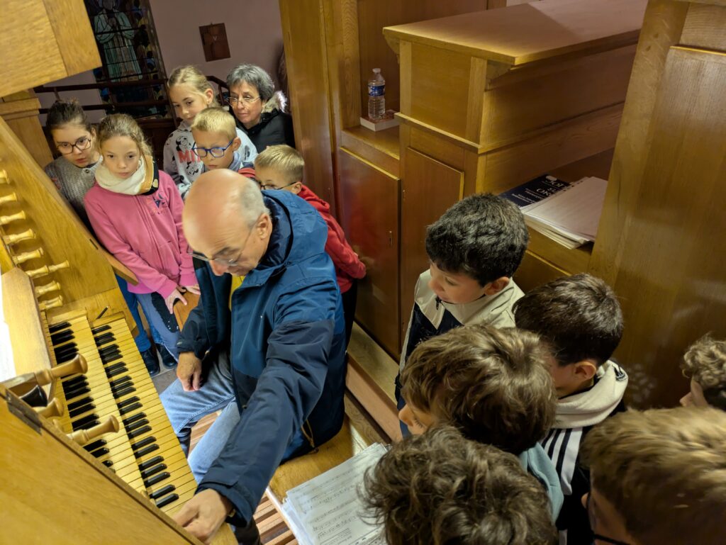 Activité de groupe pendant le catéchisme