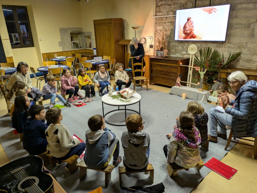 Enfants réunis autour d’une table pendant une rencontre de catéchèse