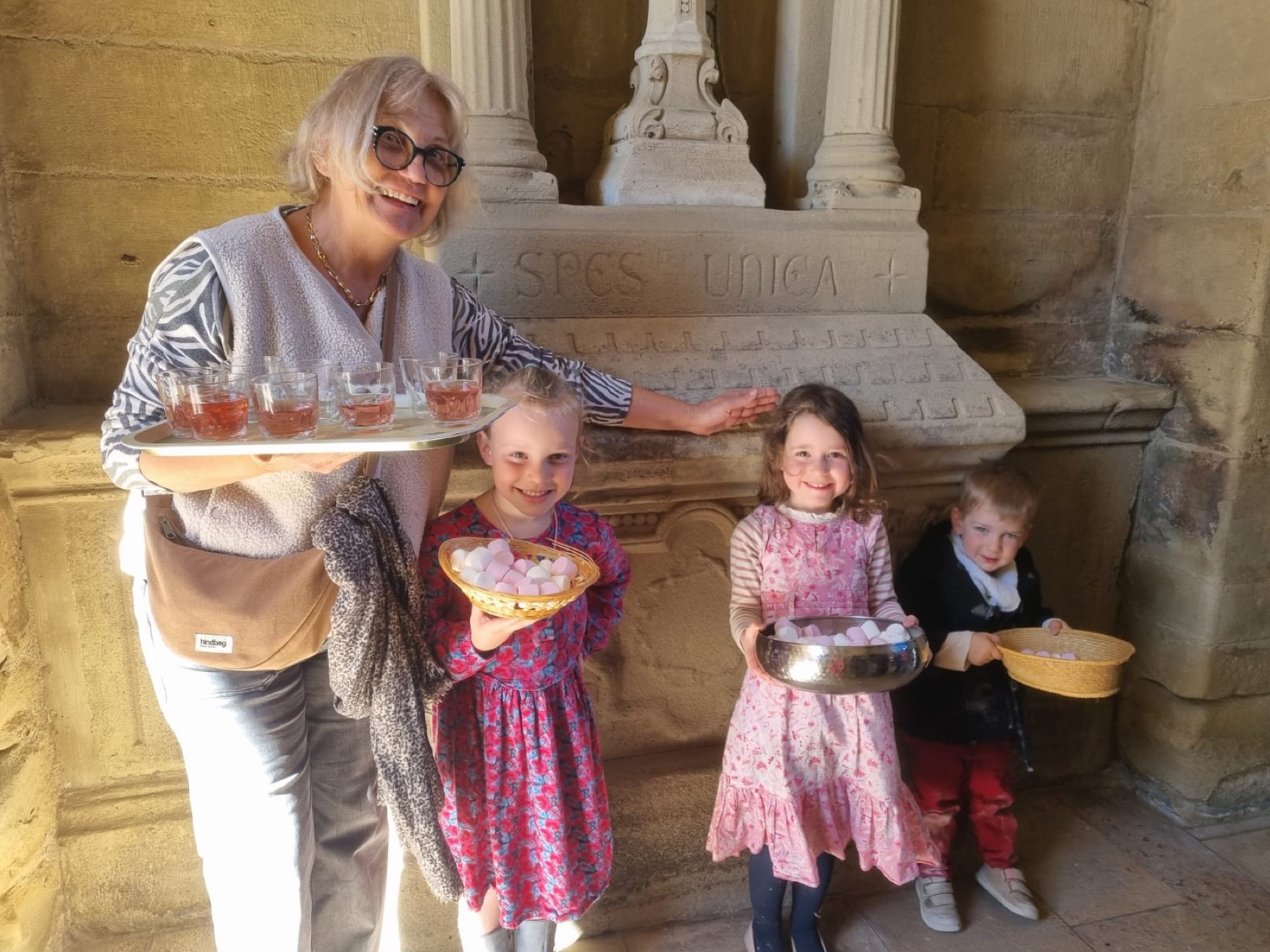 Apéritif après la messe avec des enfants