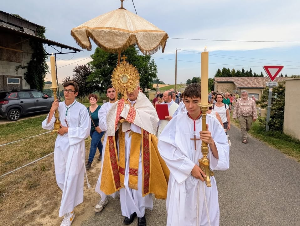 Procession du Saint-Sacrement à Bathernay