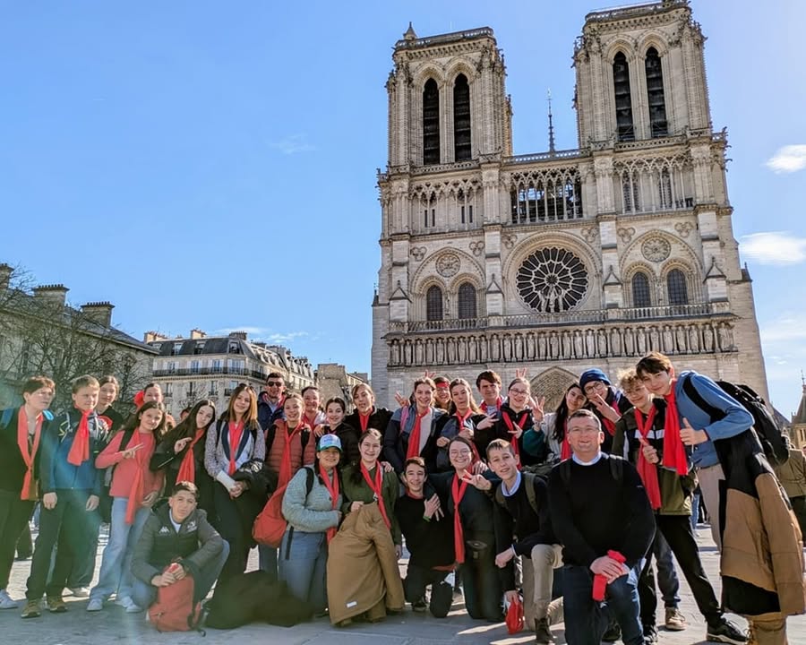 Les jeunes à Notre-Dame de Paris