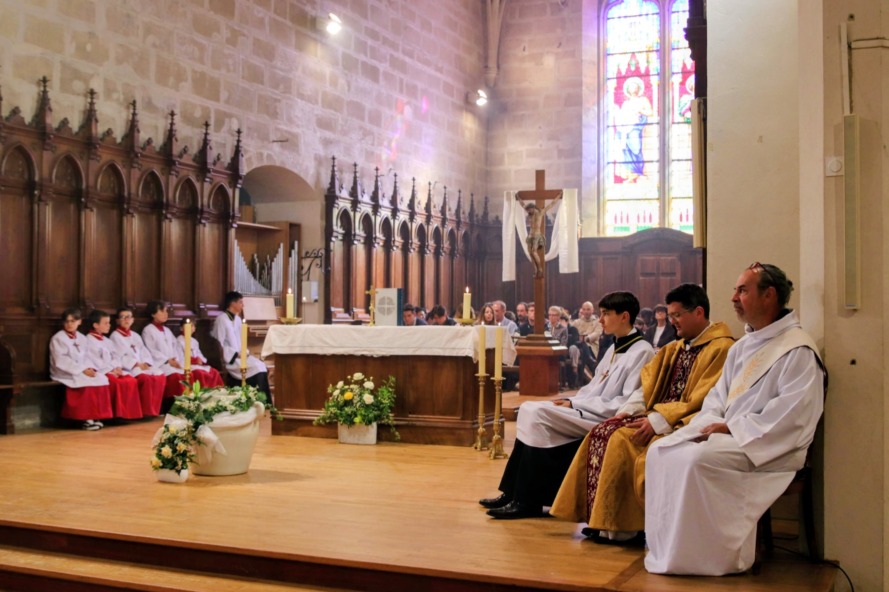 Prêtre à l'autel pendant la messe dominicale