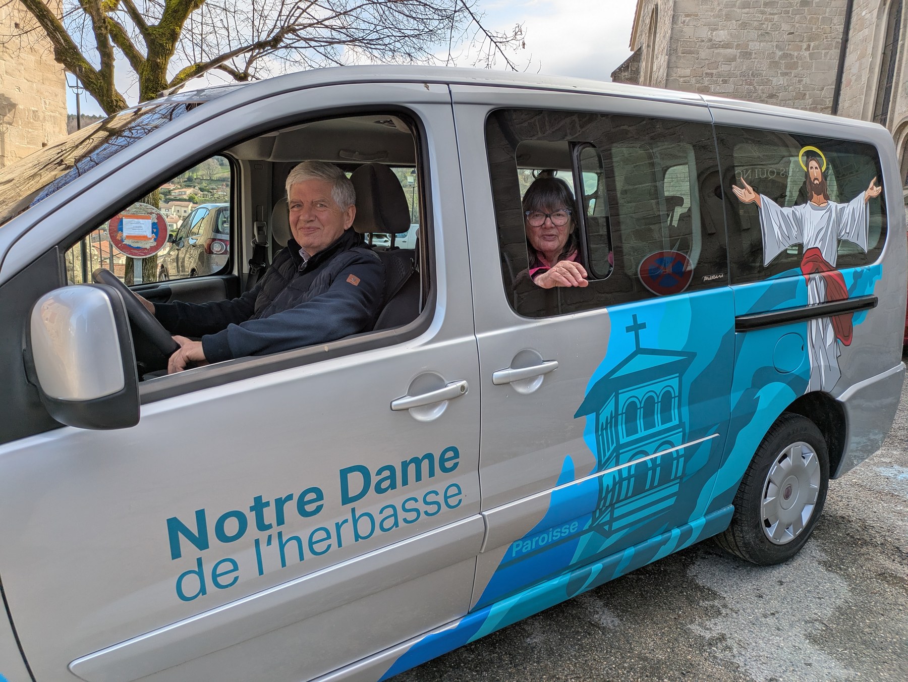 Navette paroissiale devant l'église