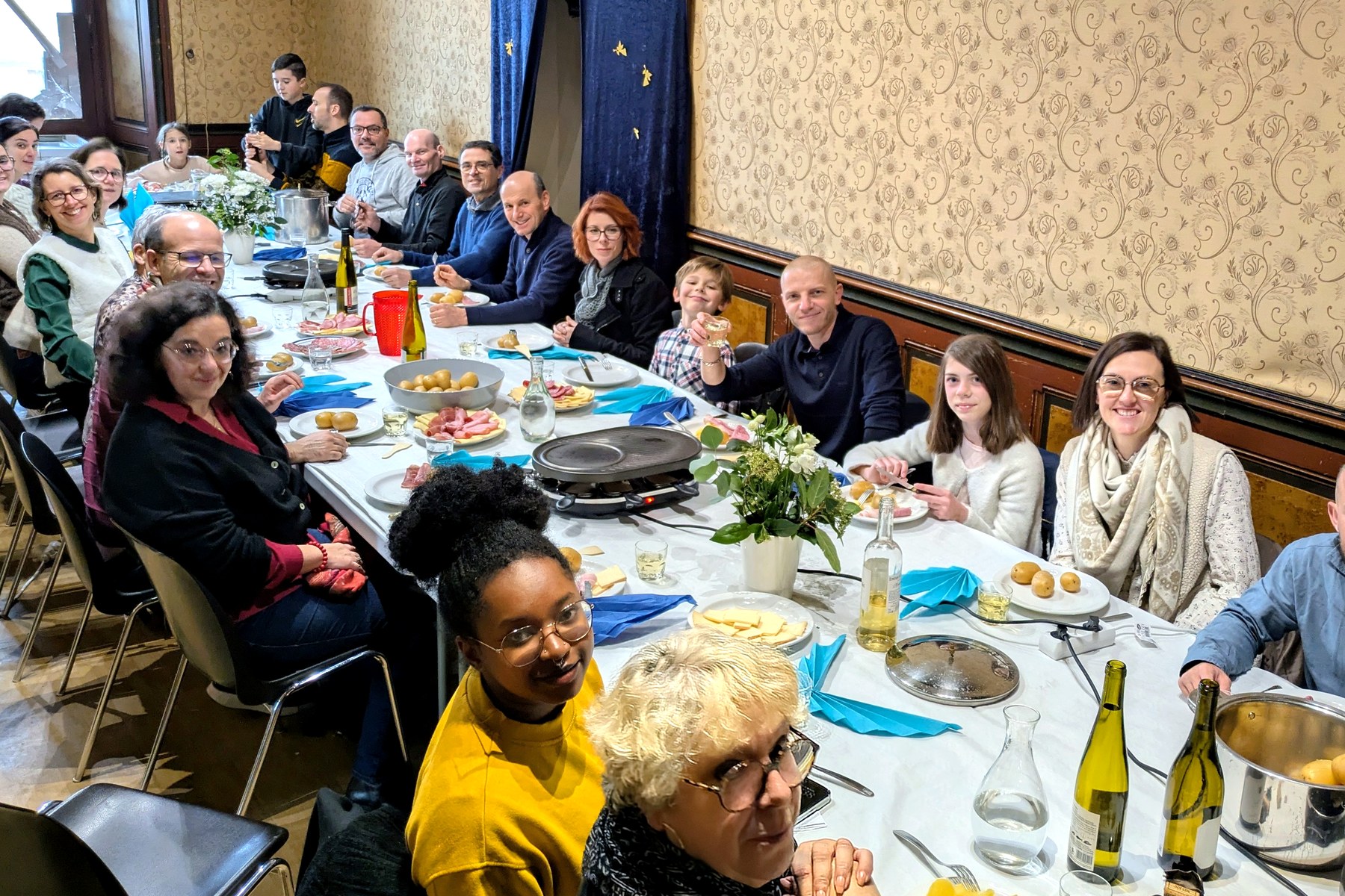 Repas convivial en paroisse pendant un parcours Alpha