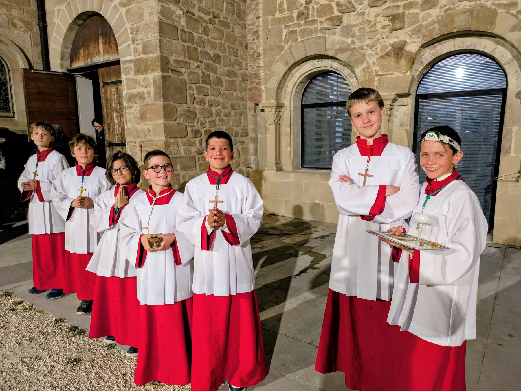 Servants d'autel devant la collégiale