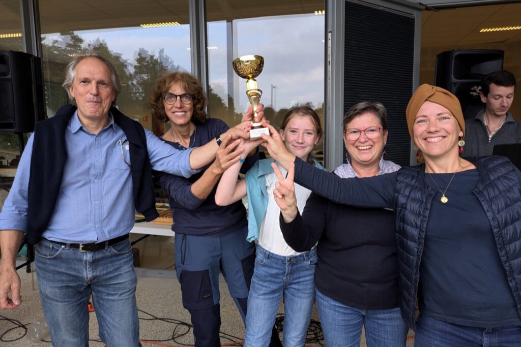 Remise d'une coupe à l'issue des olympiades paroissiales