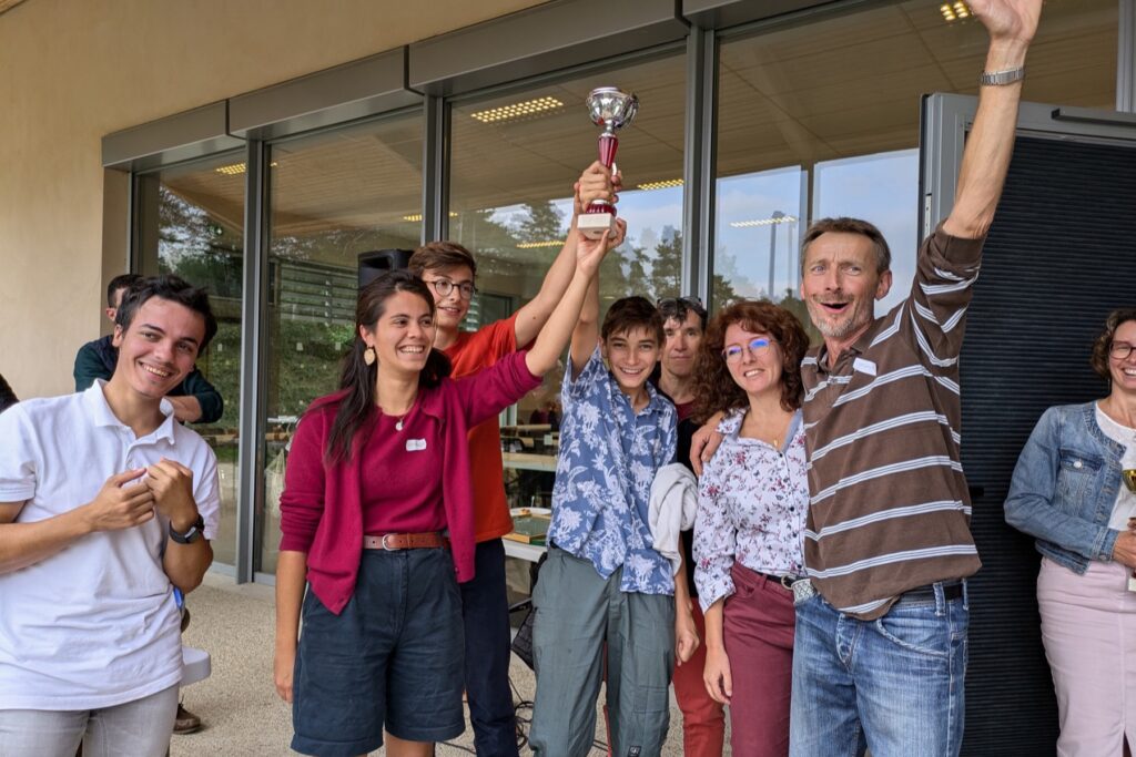 Une équipe célèbre sa participation aux olympiades paroissiales