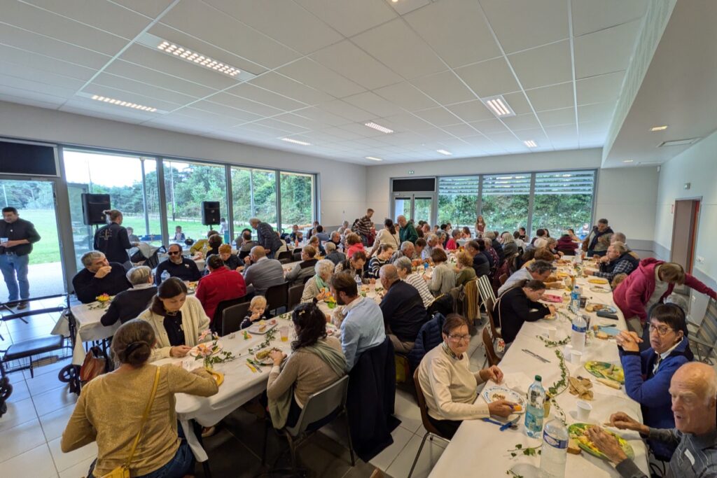 La communauté paroissiale réunie autour du repas partagé