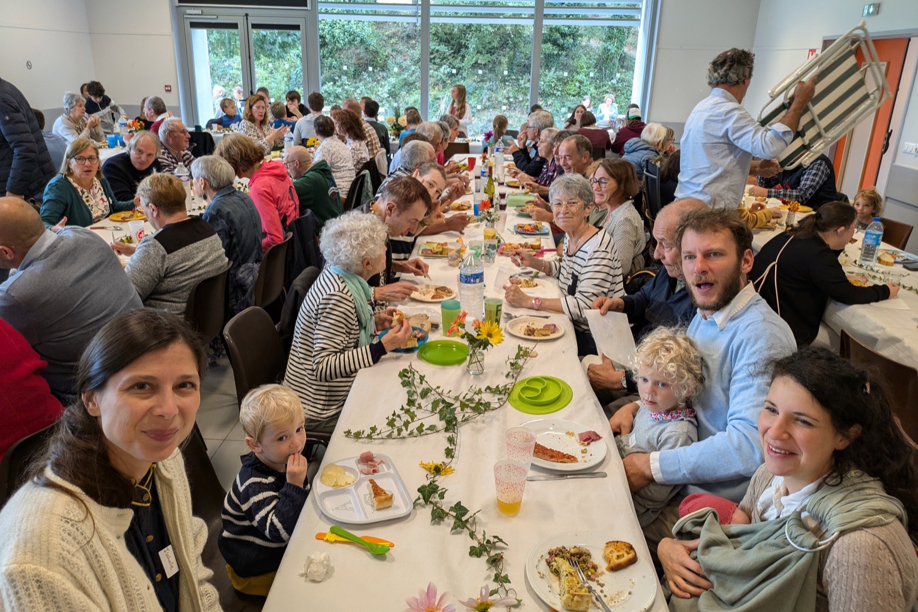 Repas partagé de la rentrée paroissiale, toutes générations réunies