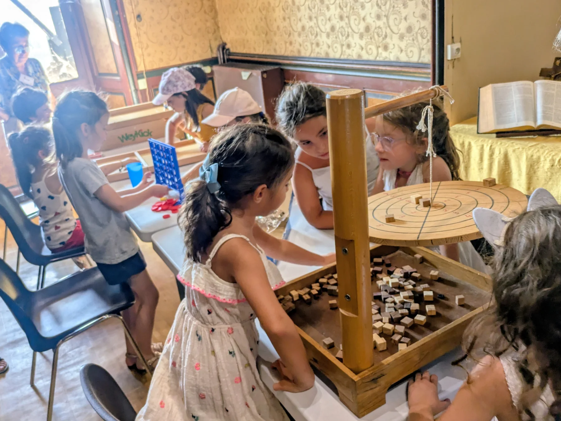 Des enfants du Caté découvrent un orgue avec leurs accompagnateurs.